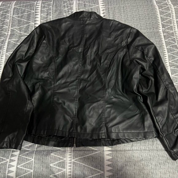 Leather jacket - Picture 2 of 3